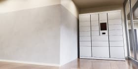 Без курьеров: жильцы все чаще выбирают постамат в подъезде